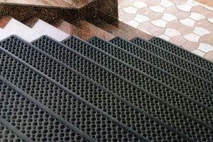 Захист від бруду поза приміщеннями: чому варто вибрати гумове покриття